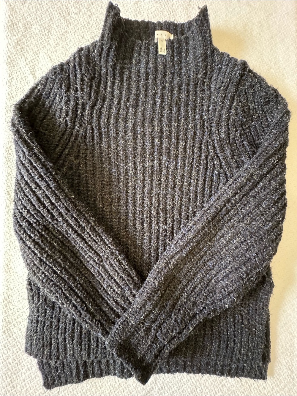 Dark Neutral Cozy Sweater – Minimal Fall Basic Size XS